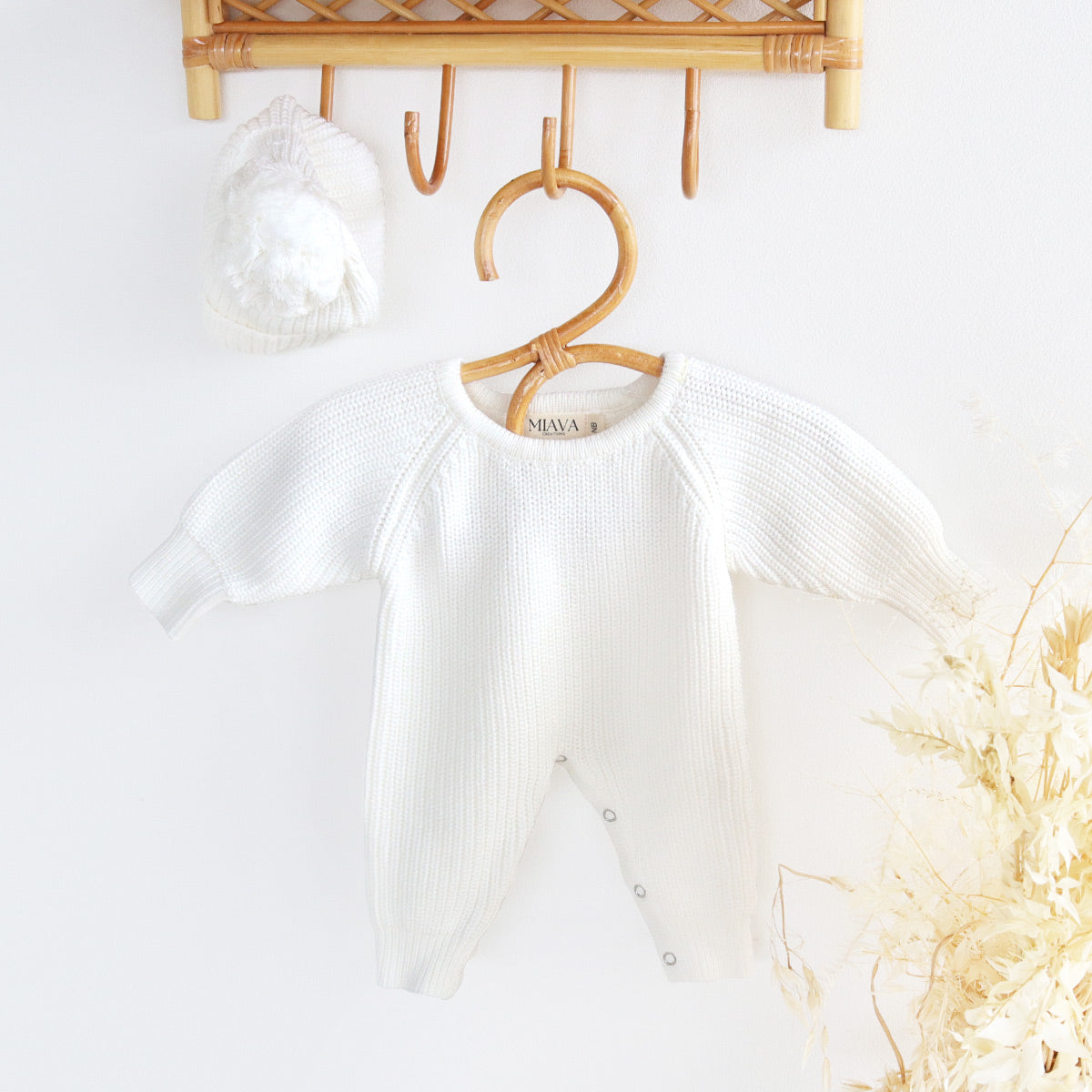 White knitted cotton set