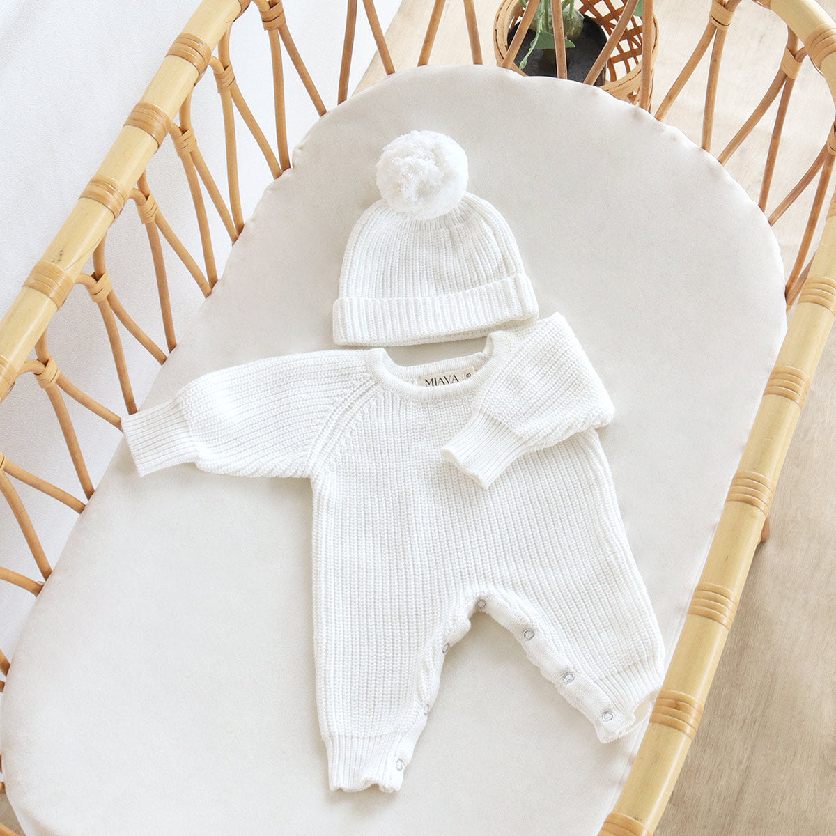 White knitted cotton set